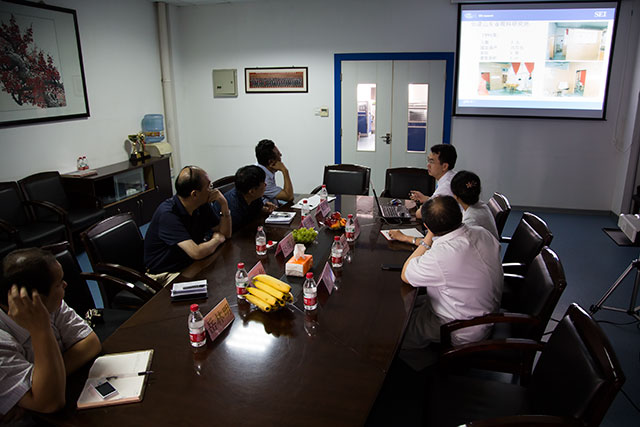 高華副院長向省醫科院趙副院長等領導同志介紹眼科所發展情況