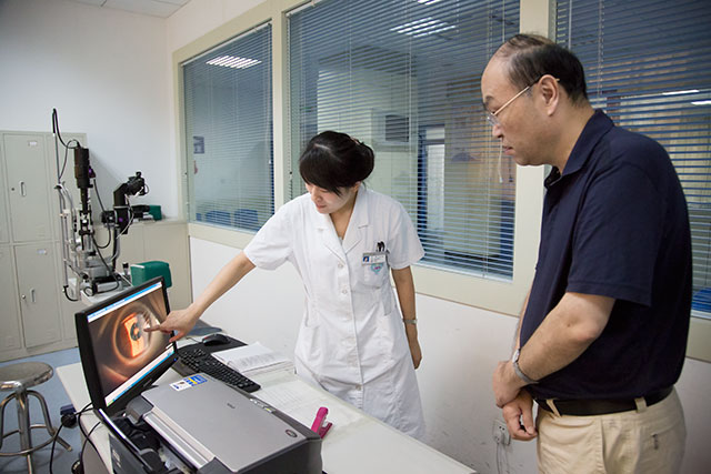 王婷副院長向省醫科院趙偉力副院長介紹醫療設備