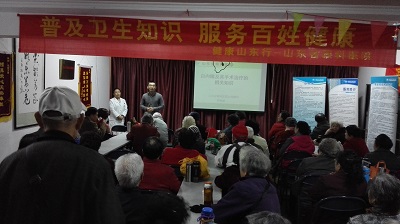 為社區群眾做健康宣教