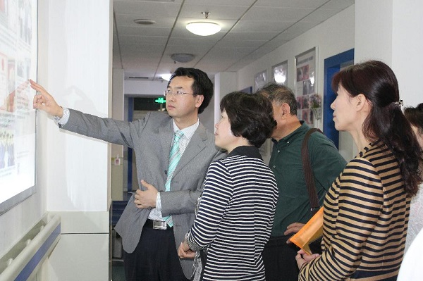 高華副院長向袁會長介紹醫院診療、科研情況