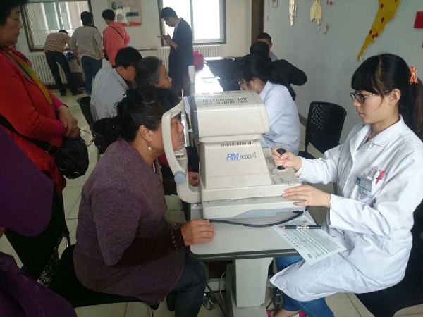 我院醫療技術人員為現場群眾做眼科檢查