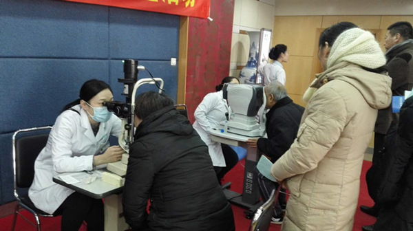 山東省眼科醫院賈艷妮醫師為省皮膚病醫院職工檢查