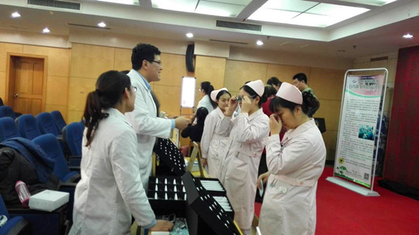 山東省眼科醫院驗光團隊為省皮膚病醫院護士配鏡