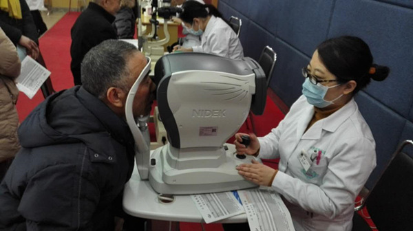 山東省眼科醫院李靜醫師為省皮膚病醫院職工檢查