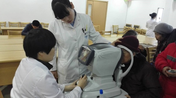 山東省眼科醫院劉明娜副主任醫師為省醫科院附屬醫院職工檢查