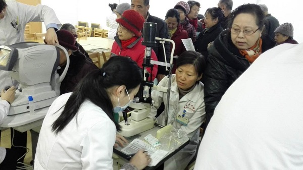 山東省眼科醫院賈艷妮醫師為省醫科院附屬醫院職工檢查