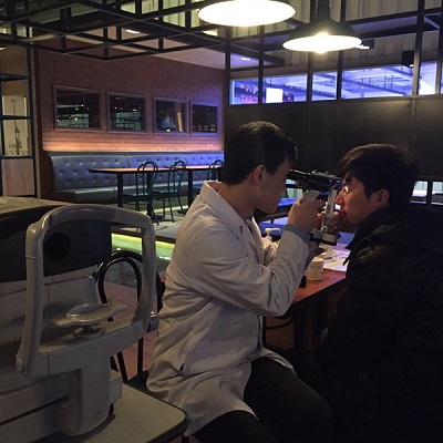 山東省眼科醫院劉冬樂醫師進行裂隙燈檢查