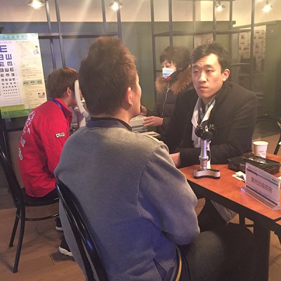 山東省眼科醫院工作人員為現場咨詢人員答疑解惑