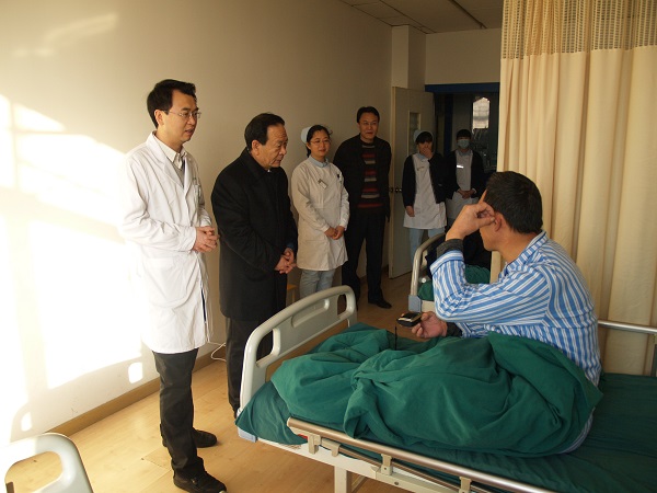 申書記、高華副院長看望住院患者